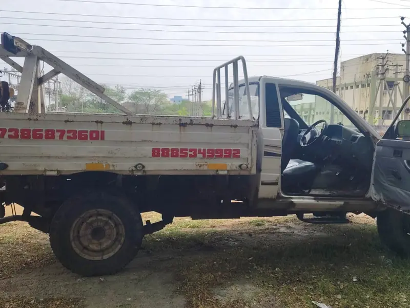 Towing vehicle, side view